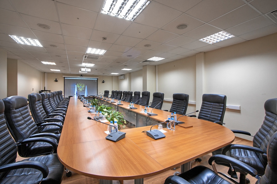 Оснащение залов для проведения совещаний: особенности подбора оборудования в Саратове | SkyDynamics